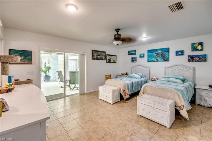 Large Master bedroom with access to the lanai