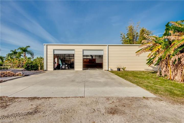 Large equipment barn with roll up doors