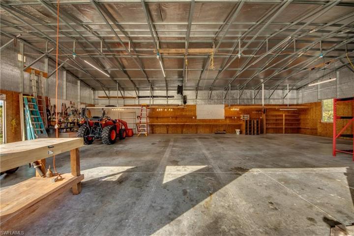 Lot of work space & lights