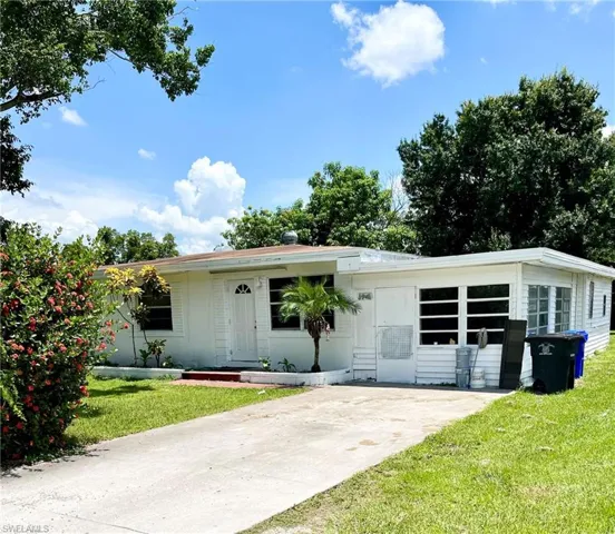 Single story home with a front yard