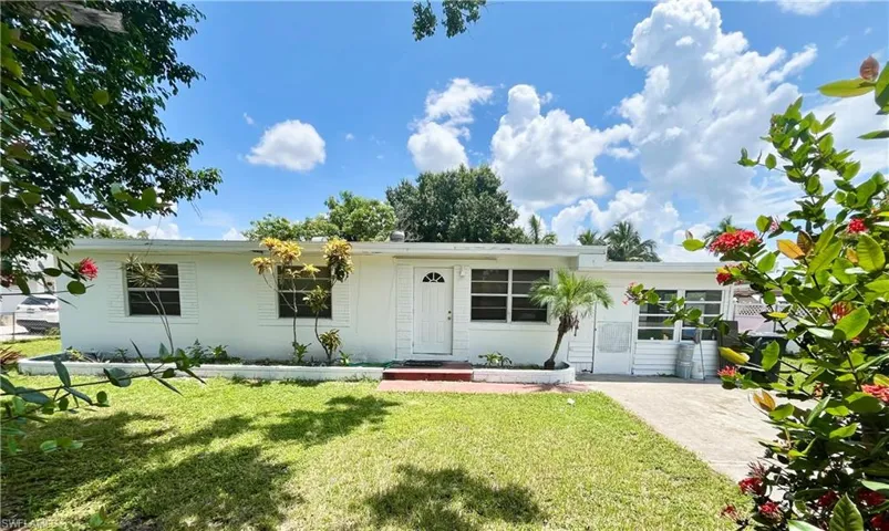 View of front of property featuring a front yard