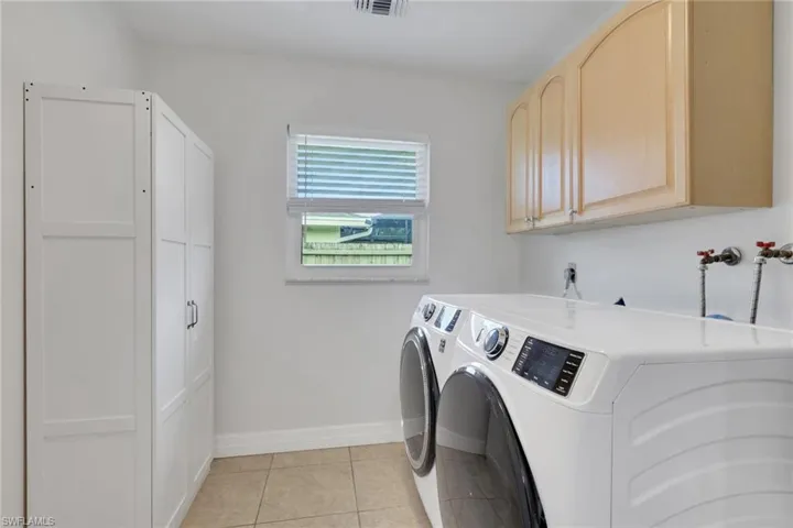 2593 Poinciana St, Naples, Florida 34105
