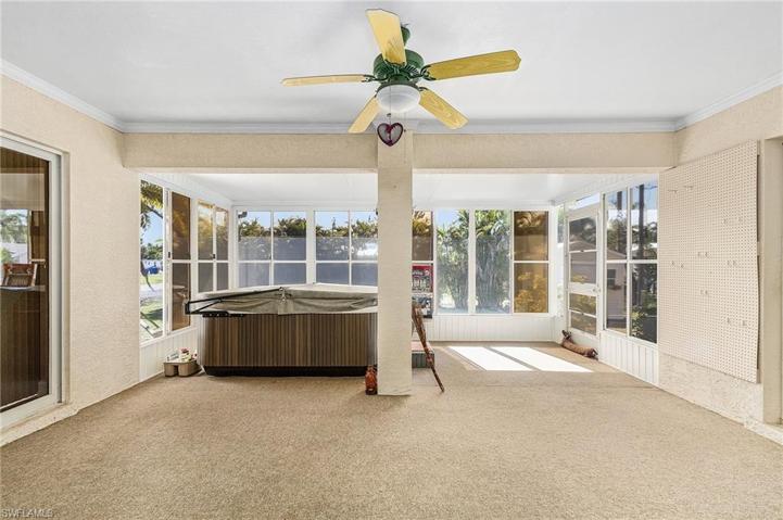 Spacious Florida room/screened lanai.
