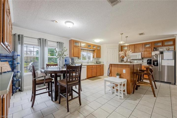 5681  Pangola  RD, FORT MYERS, FL 33905
