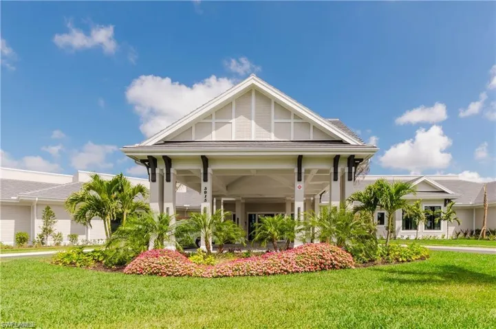 View of front of property featuring a front lawn