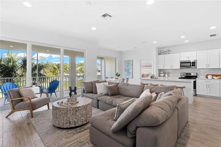 6966  Avalon  CIR, Naples, FL 34112