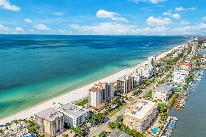 9577  Gulf Shore  DR, Naples, FL 34108
