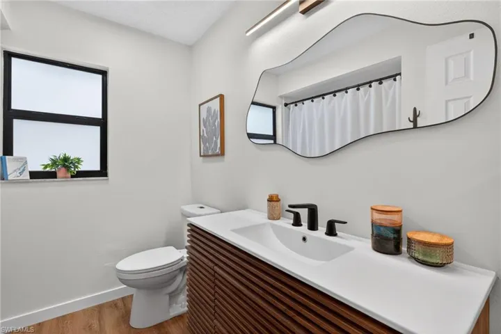 Guest bathroom w/ shower/tub