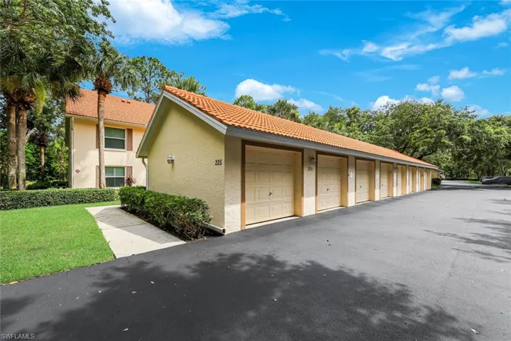 225 Robin Hood Cir 101, Naples, Florida 34104