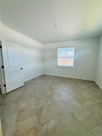 Tiled spare room with a textured ceiling