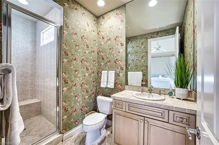 Upstairs En Suite Bathroom w/ large walk-in shower