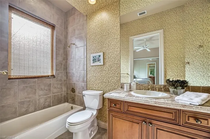 1st floor Guest bathroom 2