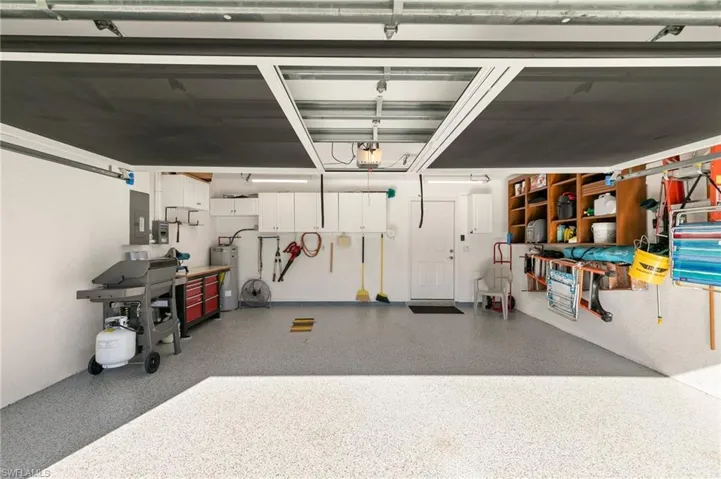 Garage door w/retractable screen