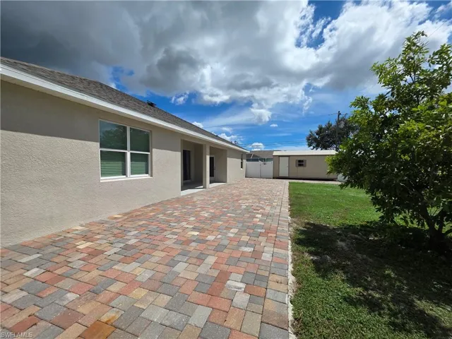 318 5th Pl, Cape Coral, Florida 33990