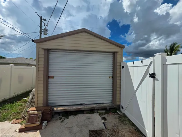 318 5th Pl, Cape Coral, Florida 33990