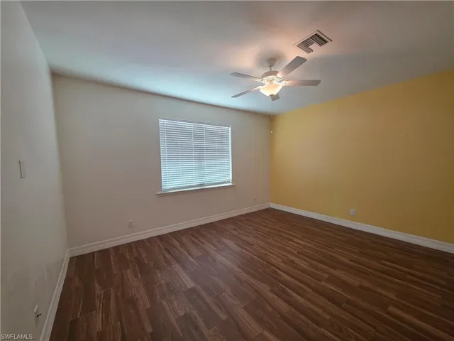 Wood-finish flooring, ceiling fan with integrated lighting, window with blinds, and recessed lighting