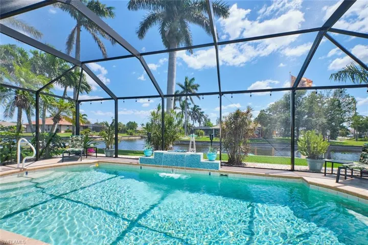 Pool featuring a Fountain