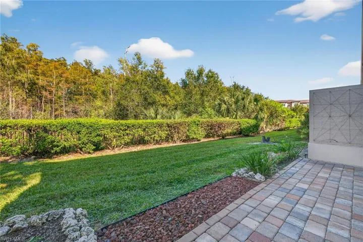 View of grassy yard