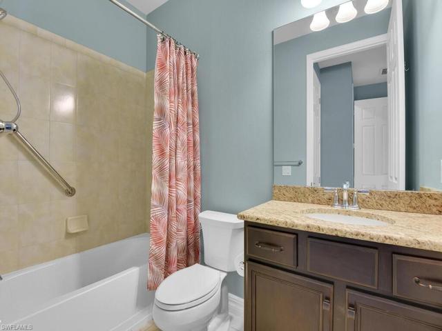 Ensuite second bathroom with tub