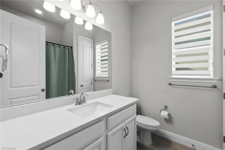 Full Bathroom located directly between the two guest bedrooms
