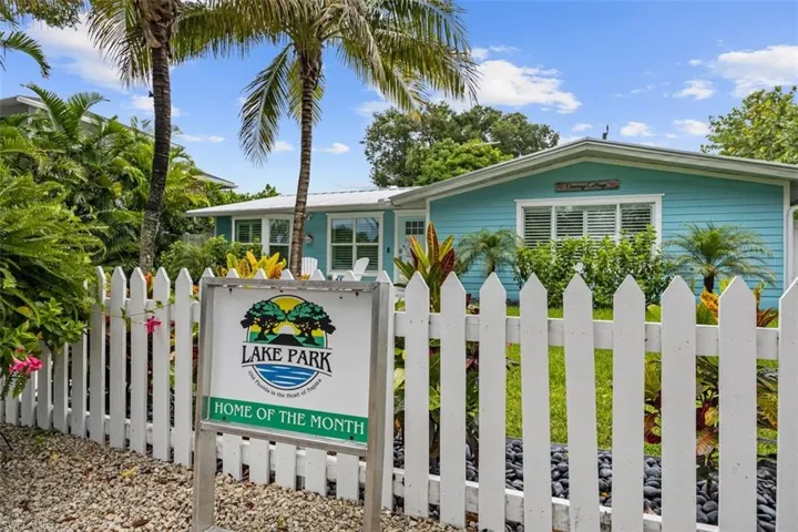 1129  8th N TER, Naples, FL 34102