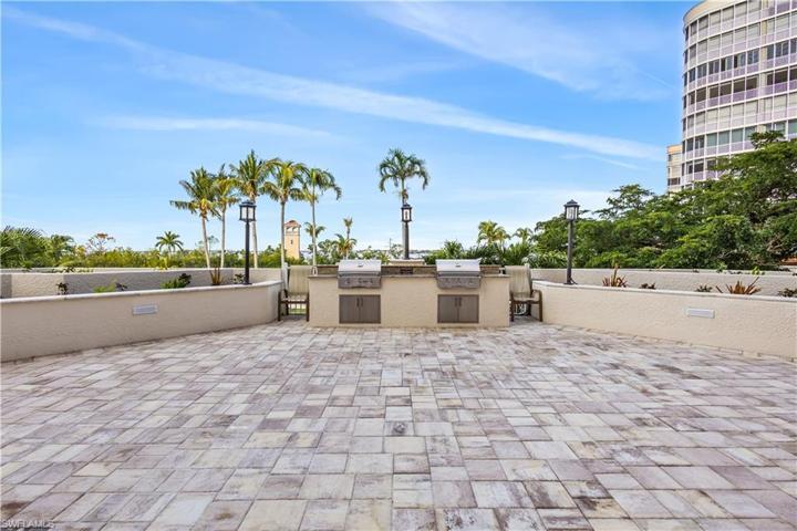 Wonderful grilling on the lanai deck located on the second level while watching the boats come in and out of the marina!