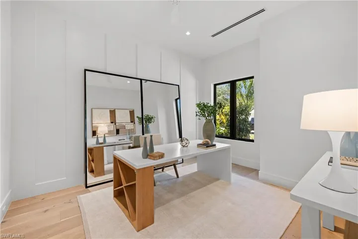 850 10th St N, Naples, Florida 34102