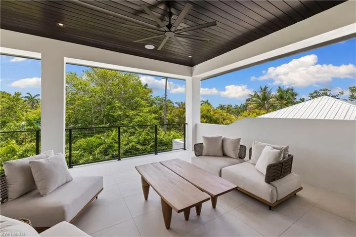 850 10th St N, Naples, Florida 34102