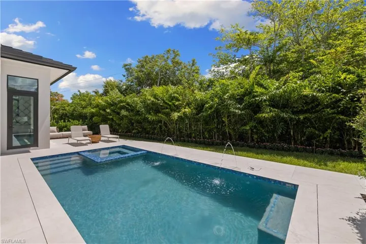 850 10th St N, Naples, Florida 34102