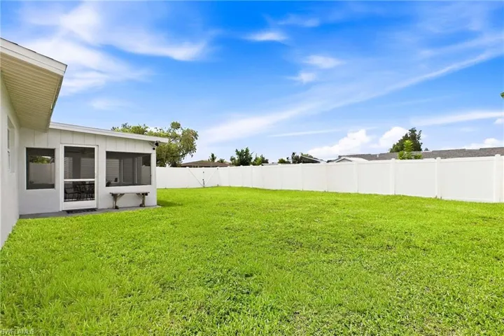 402 Ne 14th Pl, Cape Coral, Florida 33909