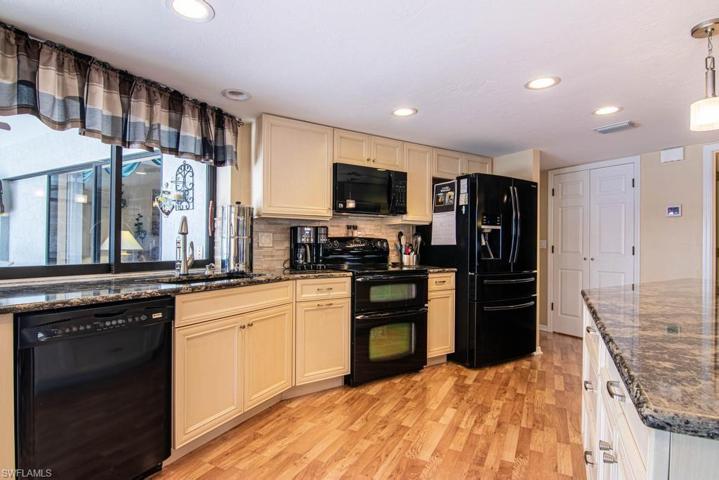 Large Kitchen with a service window to the Lanai.