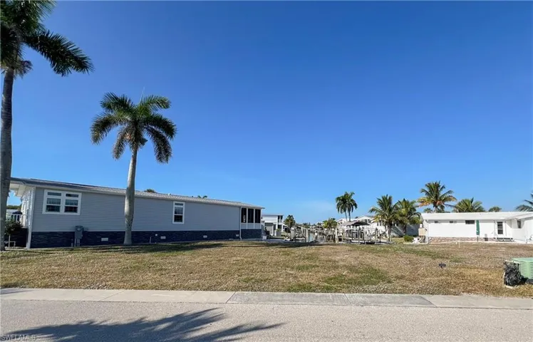 Wide front of lot is great for a garage!