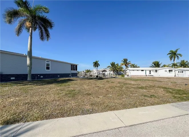 Wide front of lot is great for a garage!