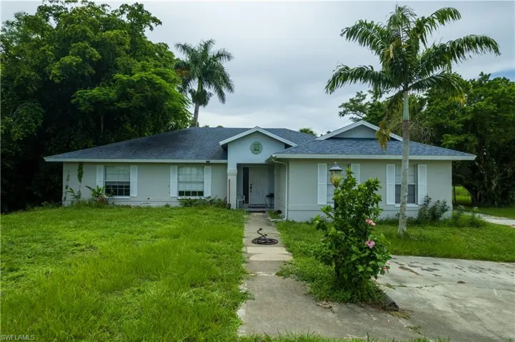 Ranch-style house with a front yard