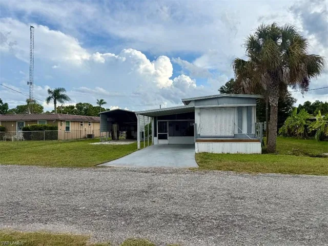 Manufactured / mobile home with driveway and a sunroom