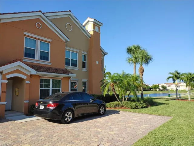 View of front facade featuring a front yard