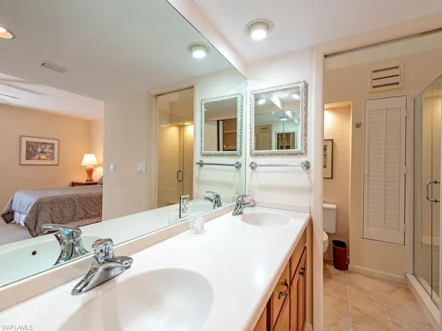 579  Bay Villas  LN, Naples, FL 34108