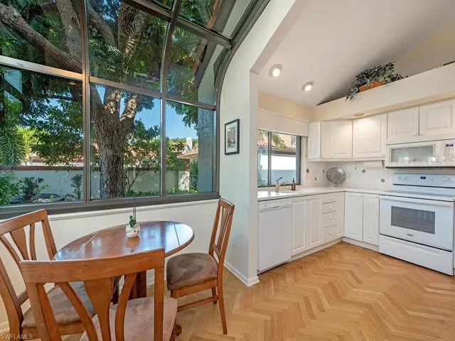579  Bay Villas  LN, Naples, FL 34108