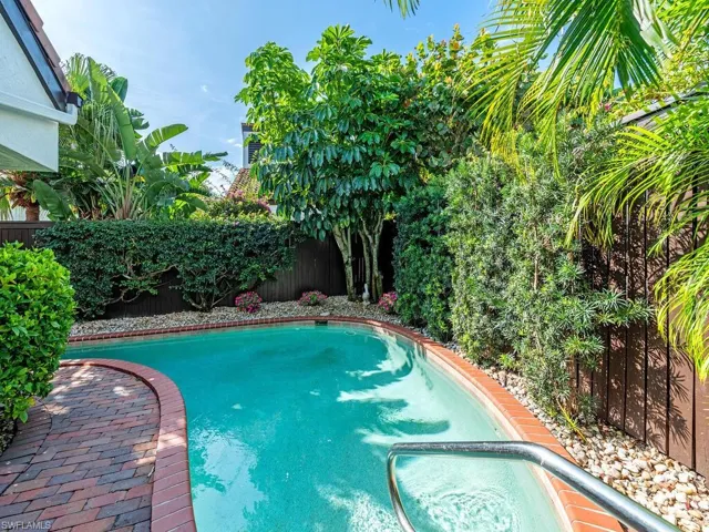 579  Bay Villas  LN, Naples, FL 34108