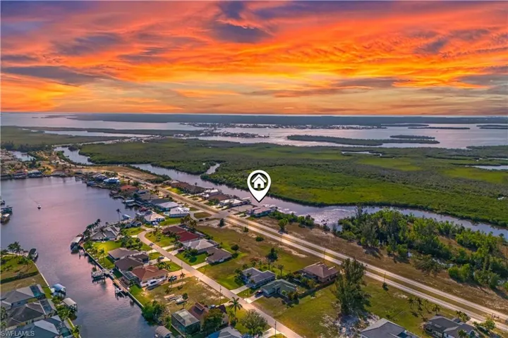 Looking west out to the beautiful waters of Matlacha pass and direct and easy access to the Gulf of Mexico/Florida.  A quick easy five minute boatride to Micelli's for dinner.