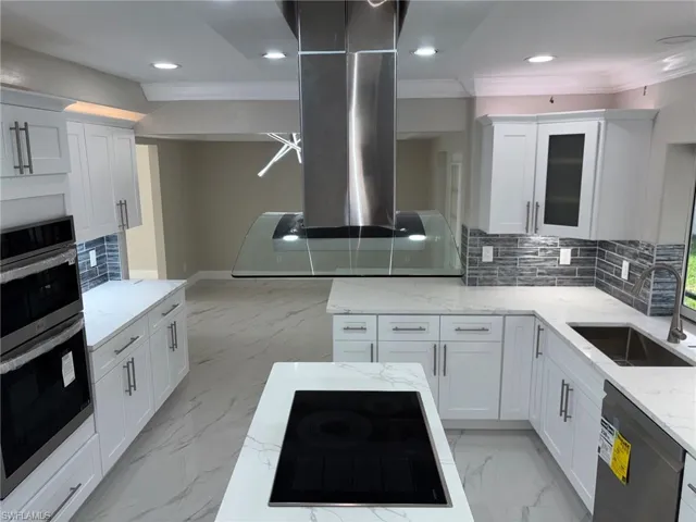 Center Island & Stainless Steel Appliances