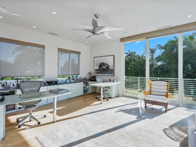 Oversized bonus room / office/playroom/3rd guest room/hobby room