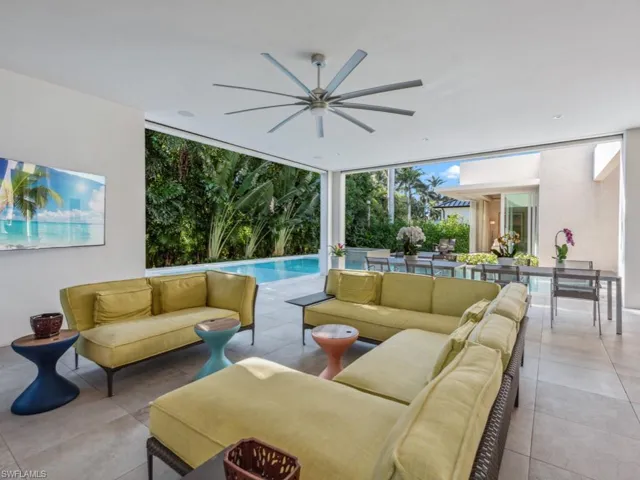 Oversized covered lanai with TV