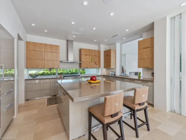 Bar style seating at Kitchen Island