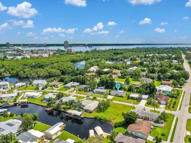 Bird's eye view featuring a residential view and a water view
