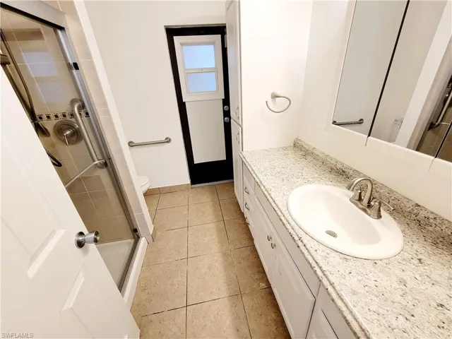 Guest bathroom w/ pool access