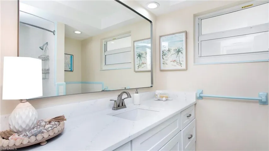 Full Bath off of Hallway