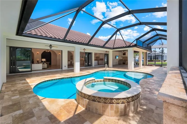 SUNNY Pool.hot tub with spacious outdoor living