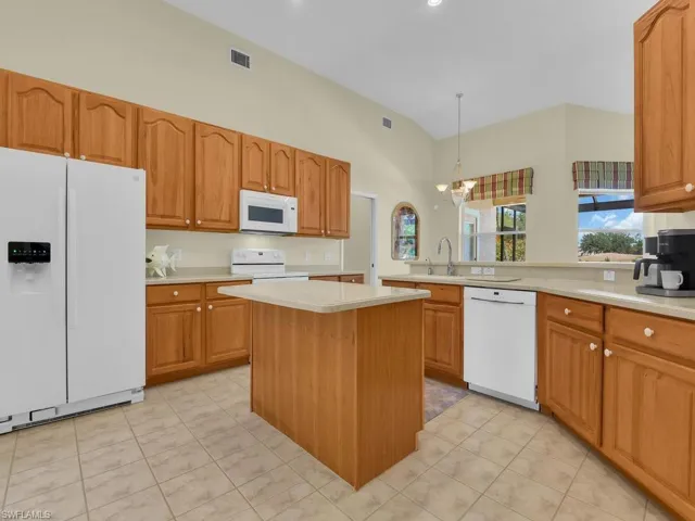 Kitchen w/ Island