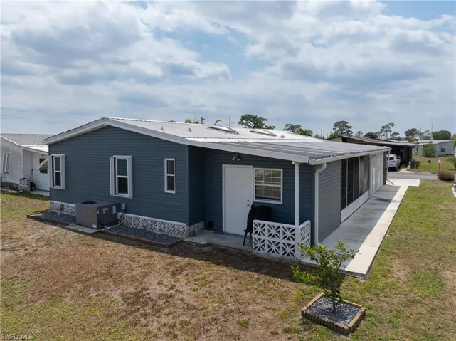9105  Flamingo  CIR, North Fort Myers, FL 33903